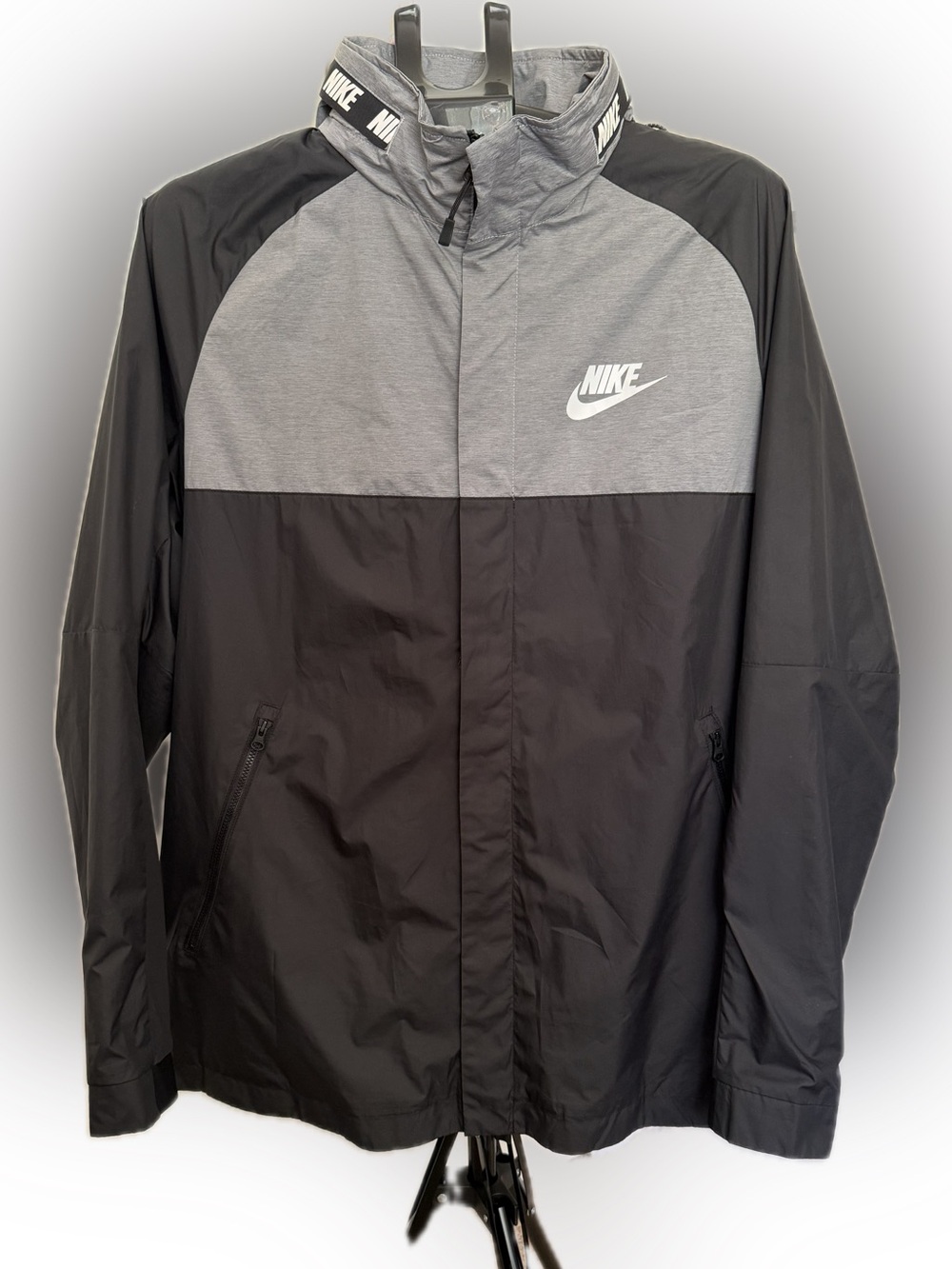 Nike Men’s Black & Gray Windbreaker with Packable Hooded design